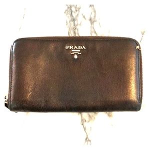 Prada Saffiano zip wallet - metallic aubergine